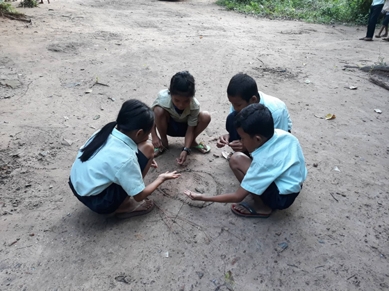 Enfants jouant à l'école primaire