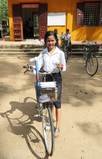 Etudiante de l'enseignement secondaire avec son vélo
