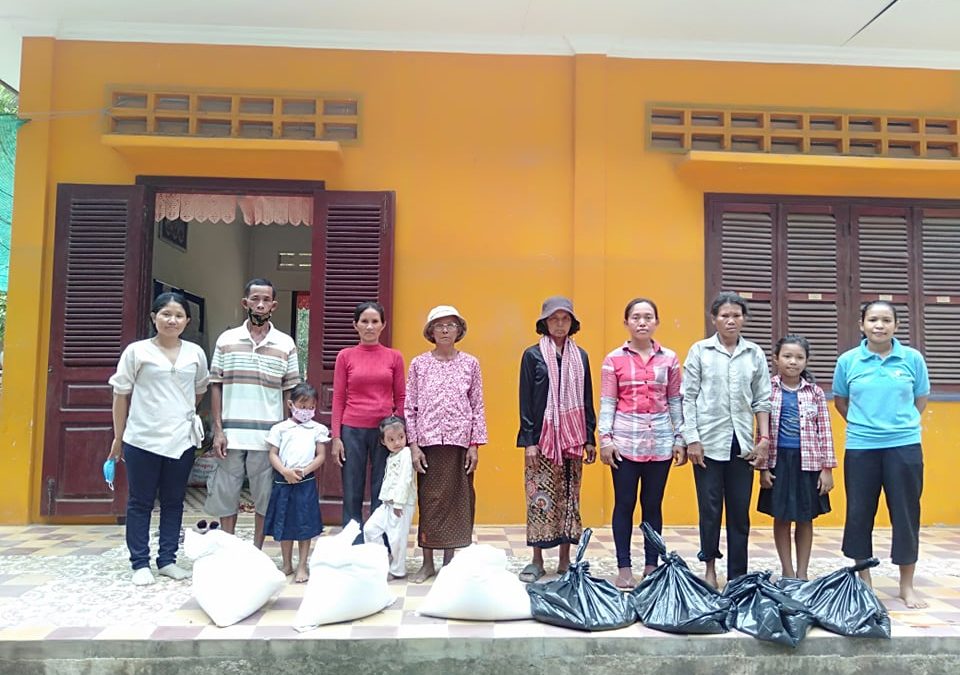Famille du Bayon lors de la distribution de sacs de riz