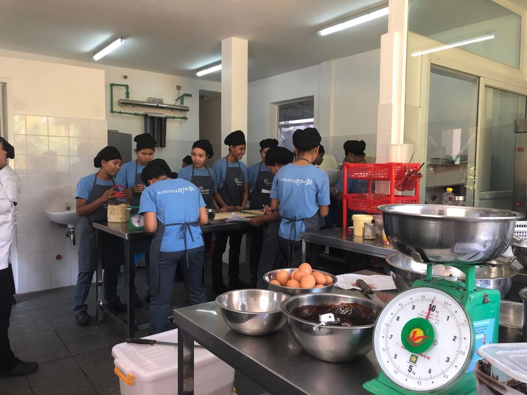 Des étudiantes travaillent dans un laboratoire de cuisine