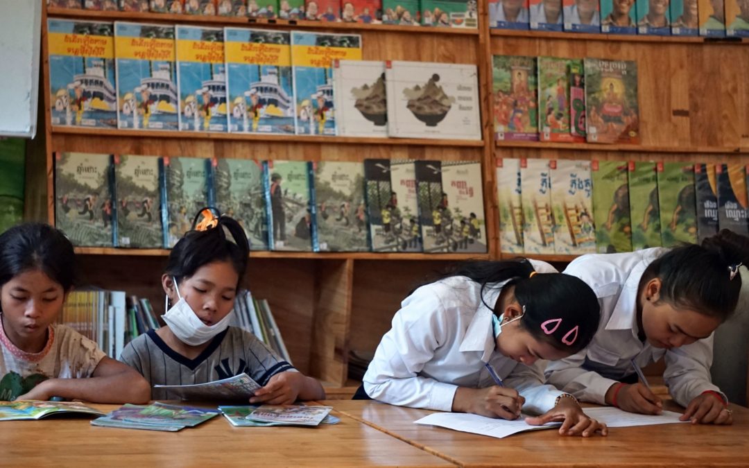 Enfants de la primaire font leur devoir dans une bibliothèque