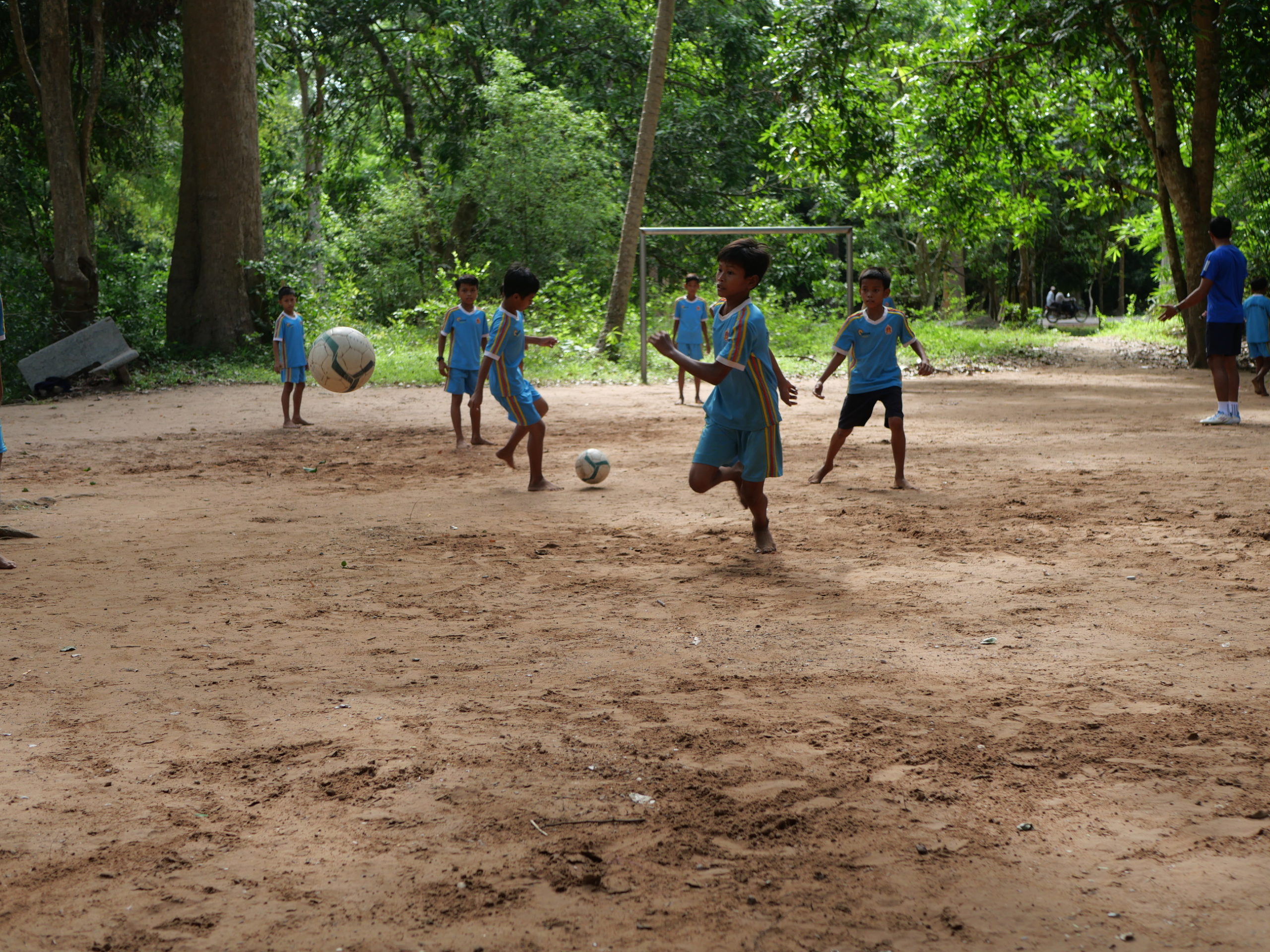 Enfants de l'école primaire qui jouent au foot
