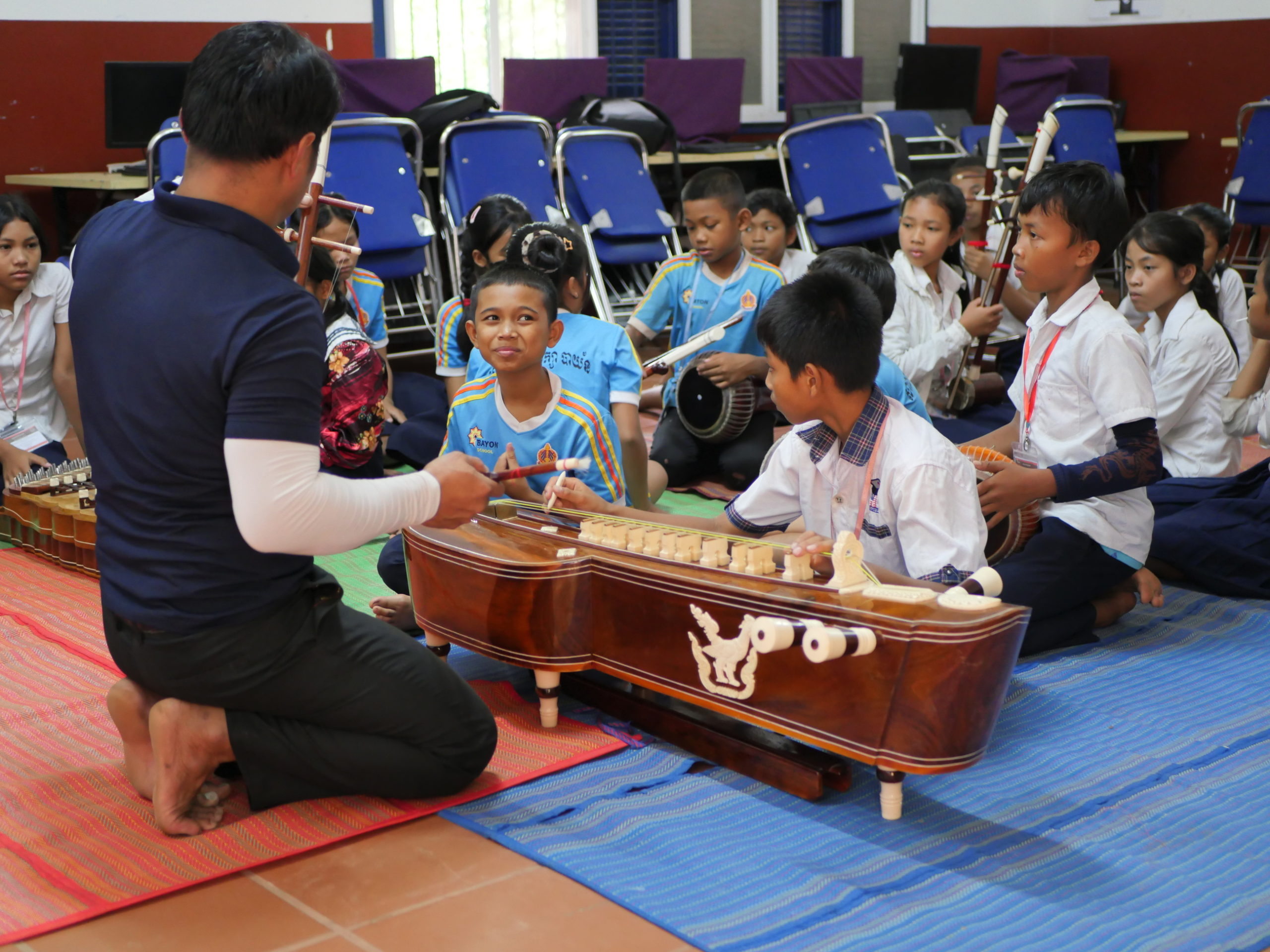 Enfants de l'école primaire qui jouent de la musique