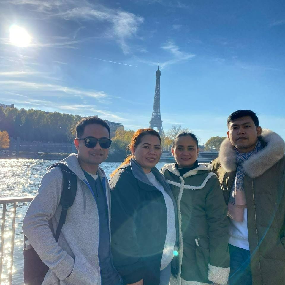 Sokly, Chomrong, Dubrule team à la Tour Eiffel
